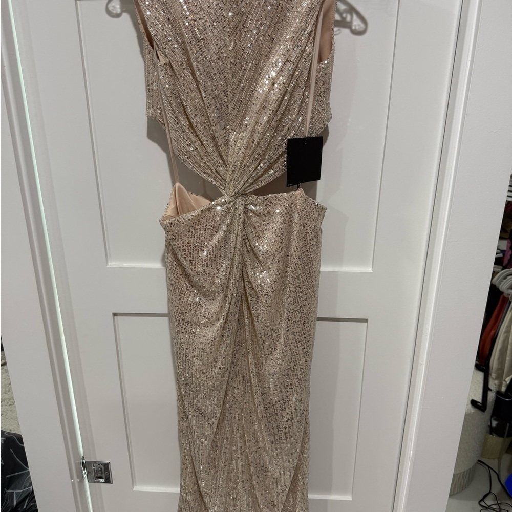 IEENA FOR MAC DUGGAL
Silver Sequin Front Twist Cut Out Sheath Dress.  Size 8 - Picture 4 of 12